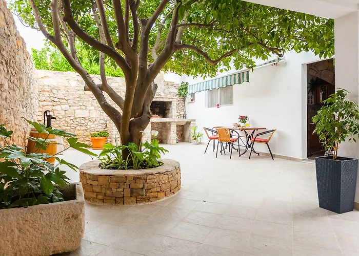 Guest house Mara Vela Luka